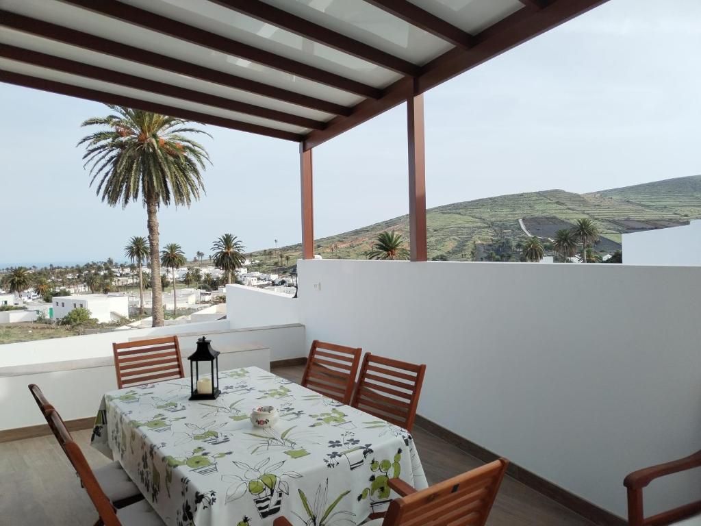 uma sala de jantar com uma mesa e vistas para o oceano em Casa Encarnación em Haría