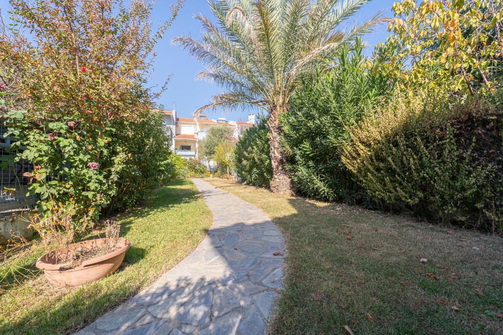イラクリトサにあるVilla Dimitraの茂みや木々が茂る庭の歩道
