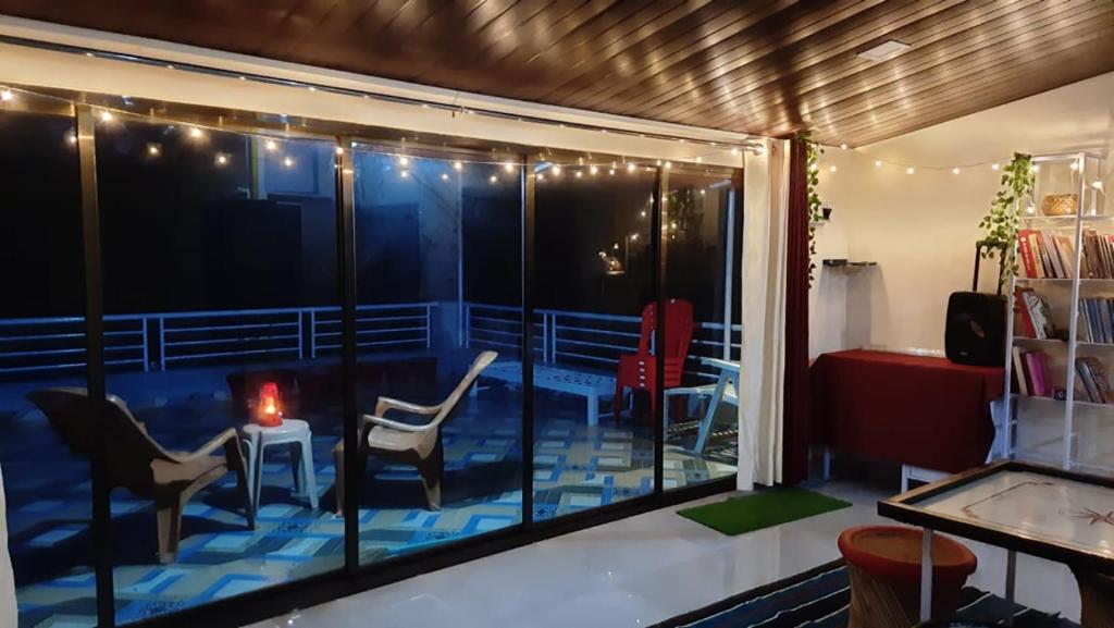 Zimmer mit einem Balkon mit Stühlen und einem Tisch in der Unterkunft Costel in Malvan