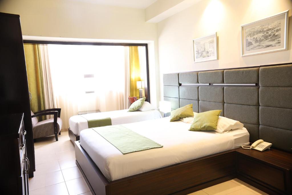 Postel nebo postele na pokoji v ubytování National Hotel - Jerusalem