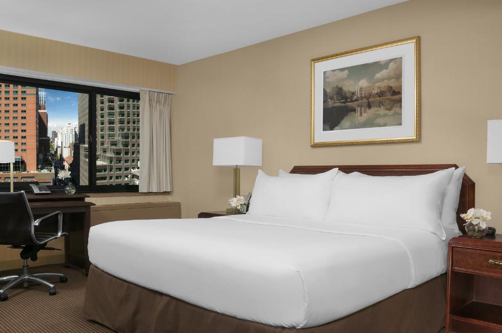 Uma cama ou camas num quarto em The Manhattan at Times Square