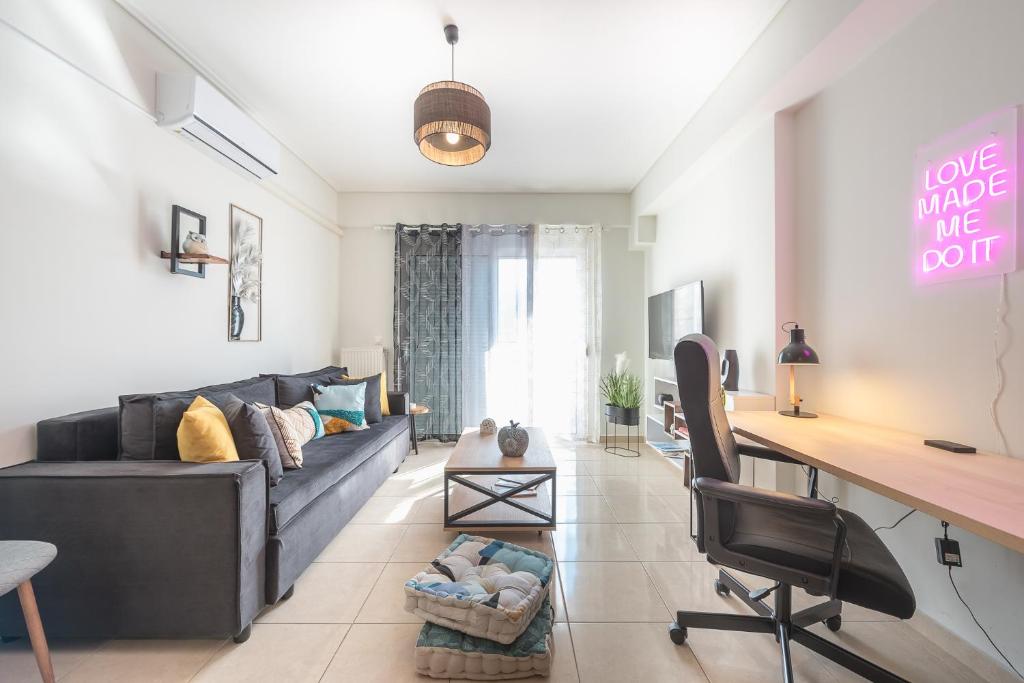 sala de estar con sofá y escritorio en Elegant Home with Balcony by CloudKeys en Athens