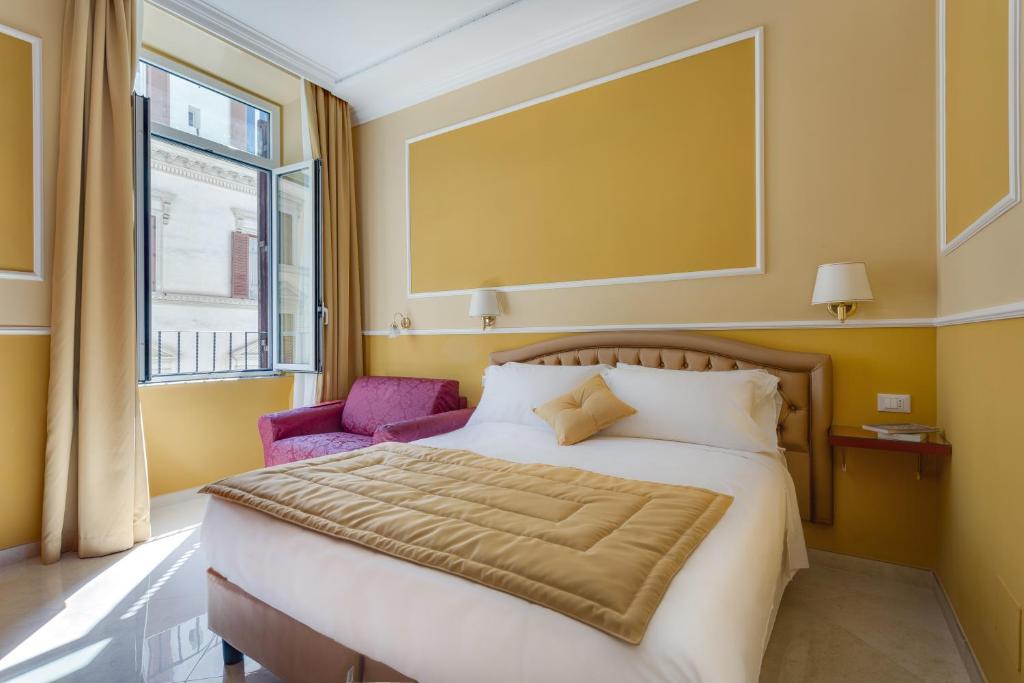 1 dormitorio con cama y silla morada en Quality in Rome, en Roma