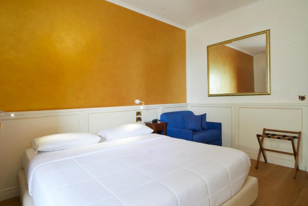Postel nebo postele na pokoji v ubytování Termini Beach Hotel & Suites
