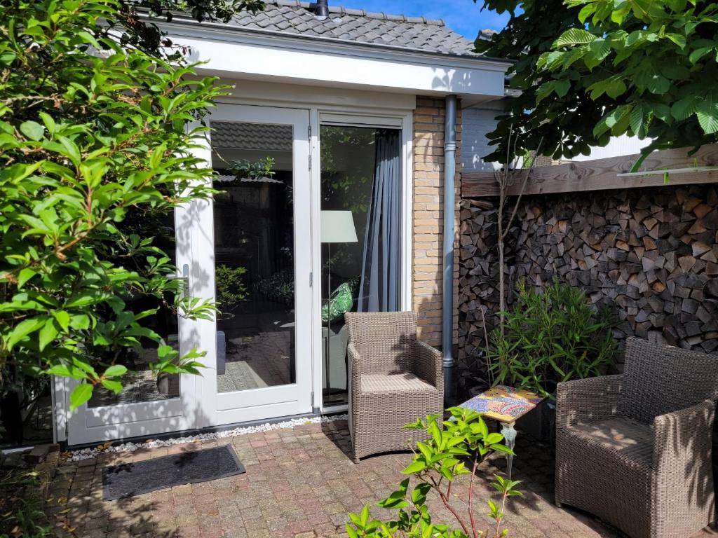 een glazen schuifdeur op een huis bij Ferienhaus Noordwijk Zee & Strand in Noordwijk