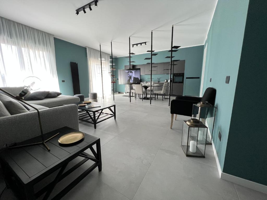 een woonkamer met een bank en een tafel bij H92 Bari Incantevole in Bari