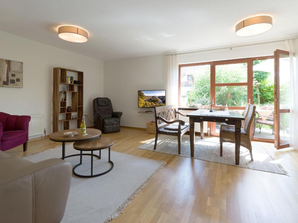 ein Wohnzimmer mit einem Tisch und einem Sofa in der Unterkunft Ferienwohnung Auszeit in Losheim