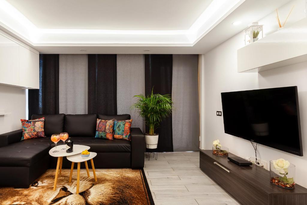 Televízia a/alebo spoločenská miestnosť v ubytovaní Modern & Elegant Loft