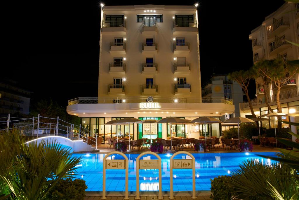 Bazén v ubytování Ruhl Beach Hotel & Suites nebo v jeho okolí