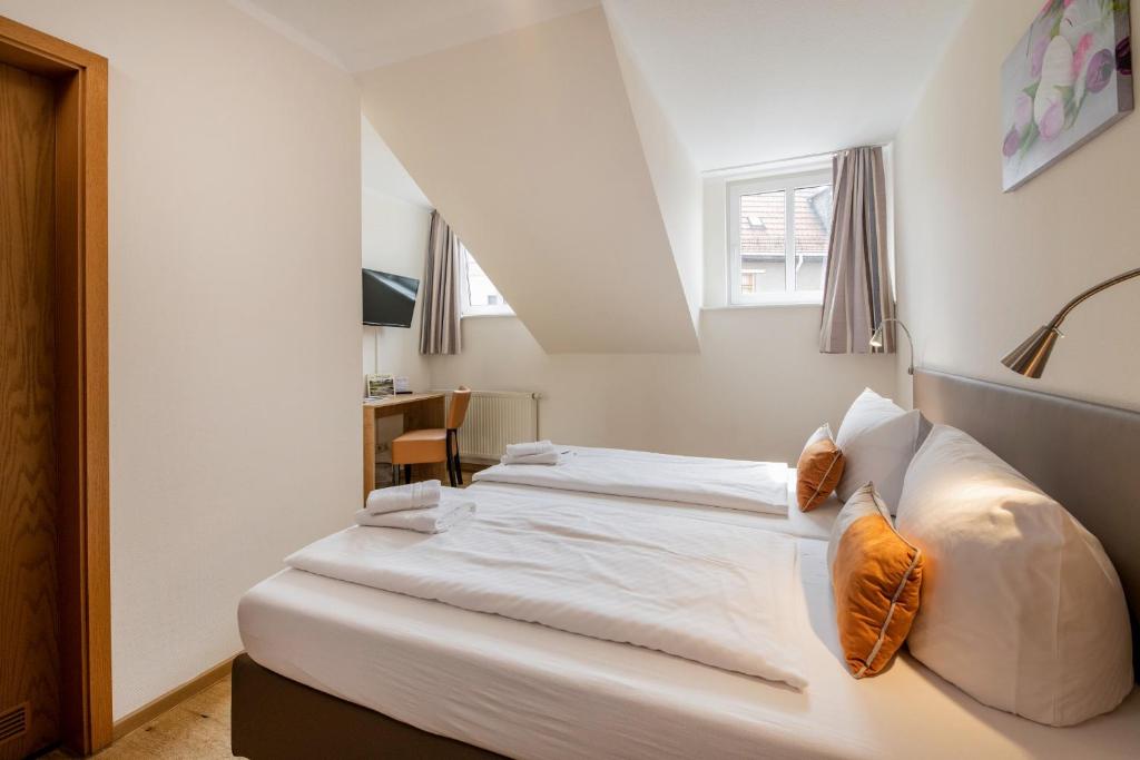 Letto o letti in una camera di Hotel Bamberger Hof, garni