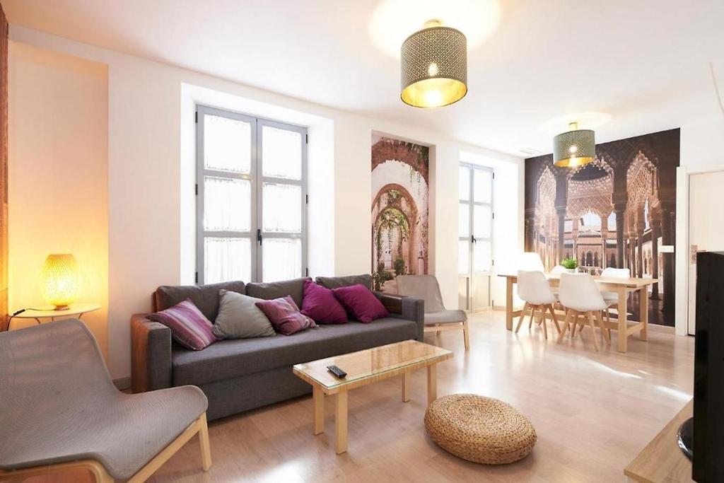 sala de estar con sofá y mesa en Apartamento ideal para familias en Granada, en Granada