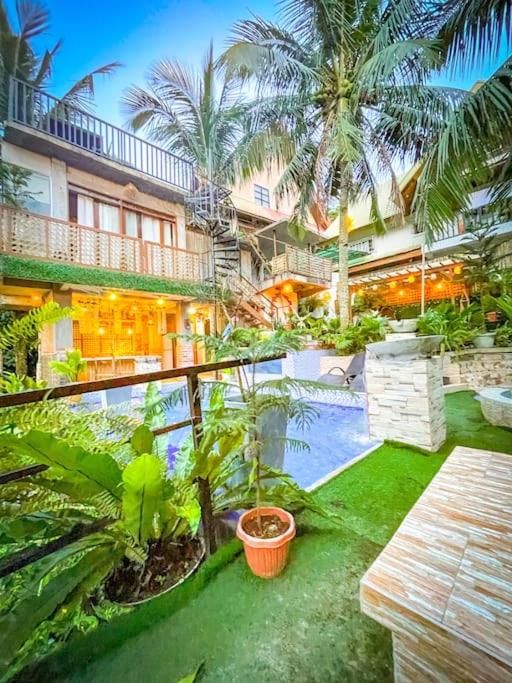 Unique Vacation House in Tagaytay with Pool (up to 14 Pax), Tagaytay