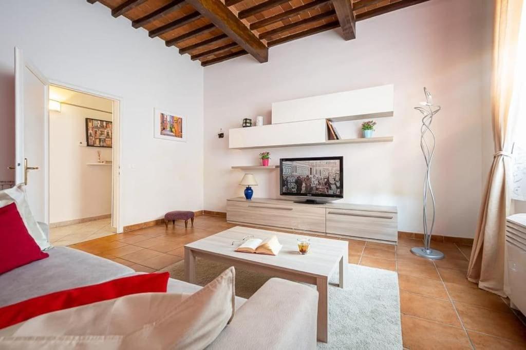 ein Wohnzimmer mit einem Sofa und einem Kamin in der Unterkunft Santa Rosa Apartment - Oltrarno in Florenz