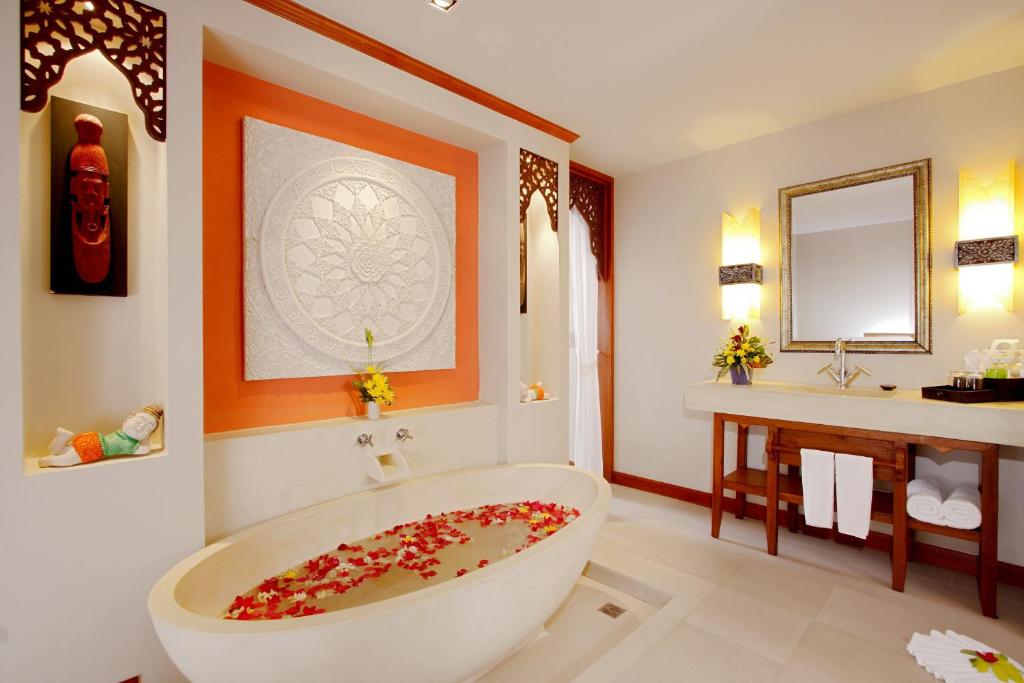 Ein Badezimmer in der Unterkunft Rawai Palm Beach Resort - SHA Extra Plus