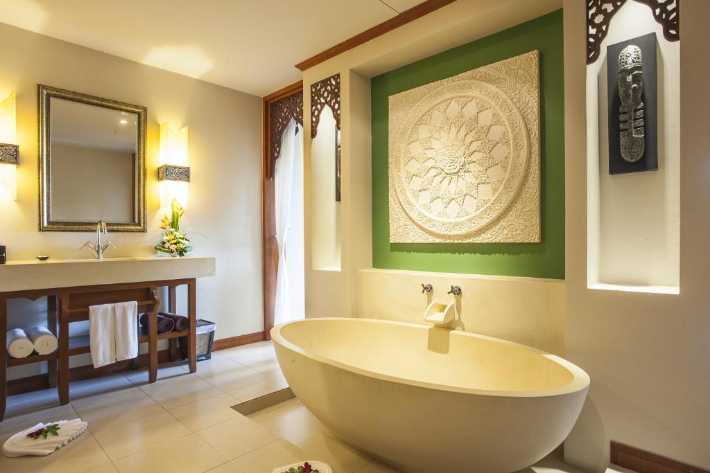 Ein Badezimmer in der Unterkunft Rawai Palm Beach Resort - SHA Extra Plus