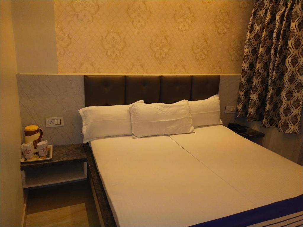Postel nebo postele na pokoji v ubytování Hotel Gateway Kailash