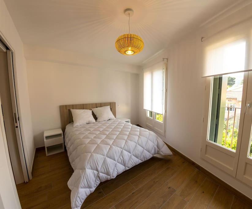 ein Schlafzimmer mit einem Bett und einem großen Fenster in der Unterkunft La Casa Machado 2 in Collioure