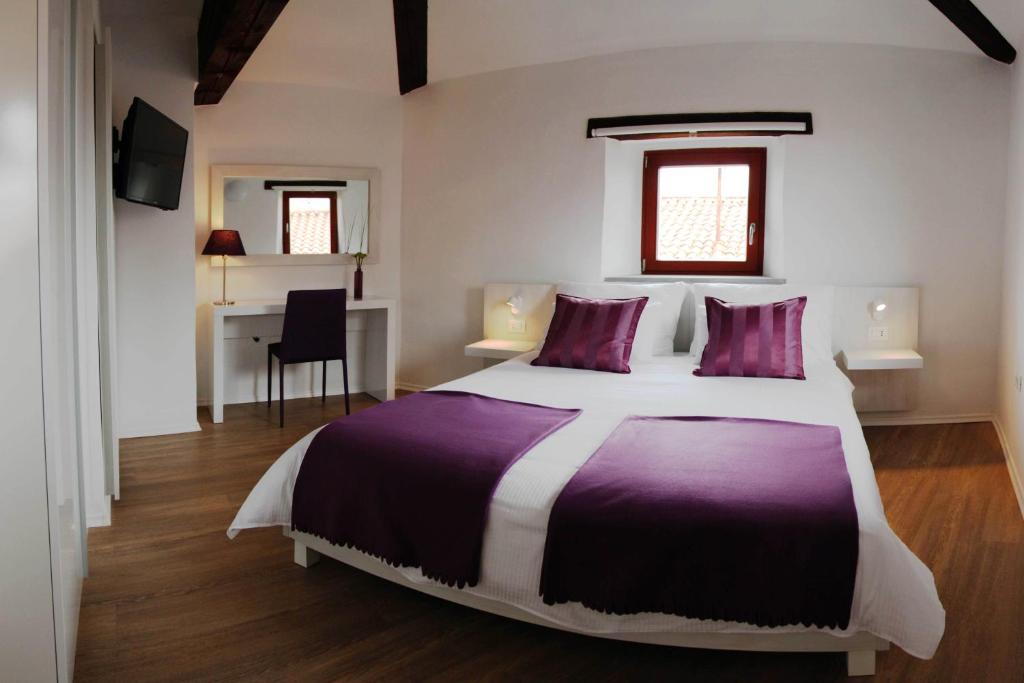 Postel nebo postele na pokoji v ubytování Boutique Hotel Dvor