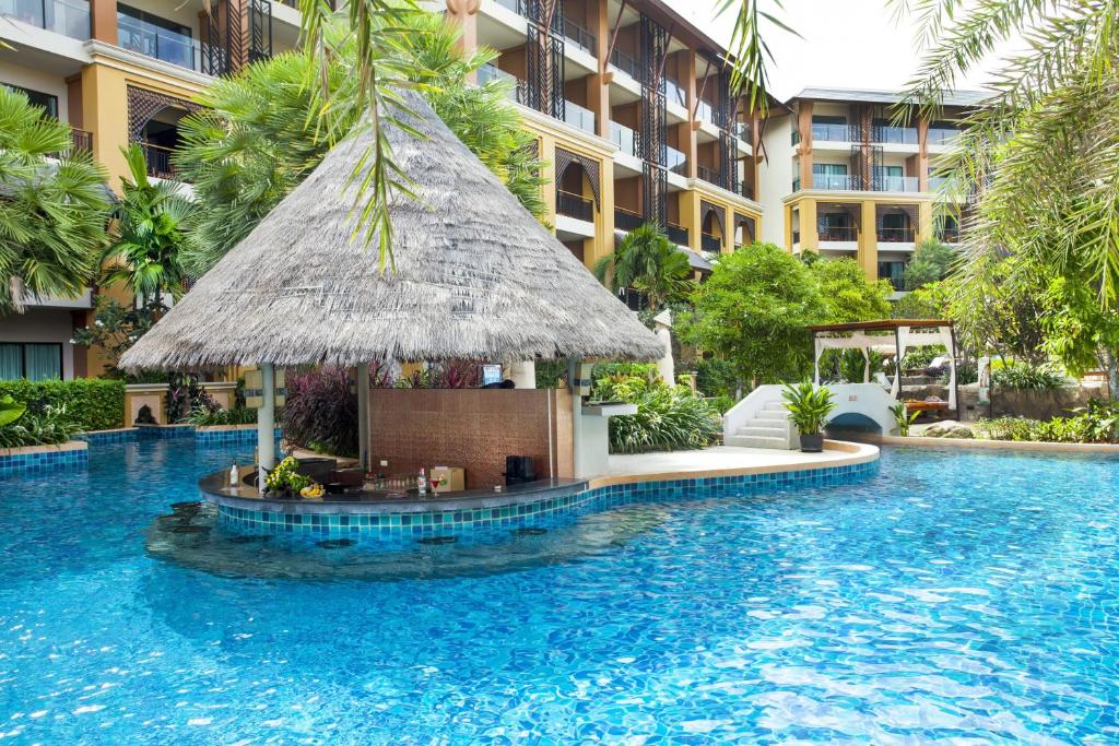 Der Swimmingpool an oder in der Nähe von Rawai Palm Beach Resort - SHA Extra Plus