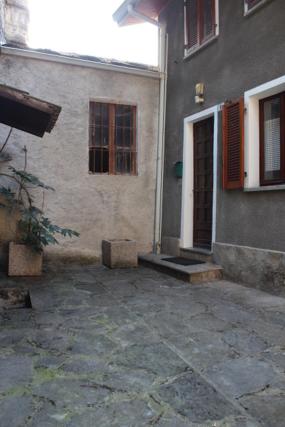 Gravere的住宿－Casa Milietta，享有带建筑的房屋的外部景色