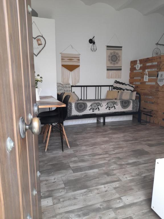 - un salon avec un lit et une table dans l'établissement Casa Alkalat, à Alcalá de los Gazules