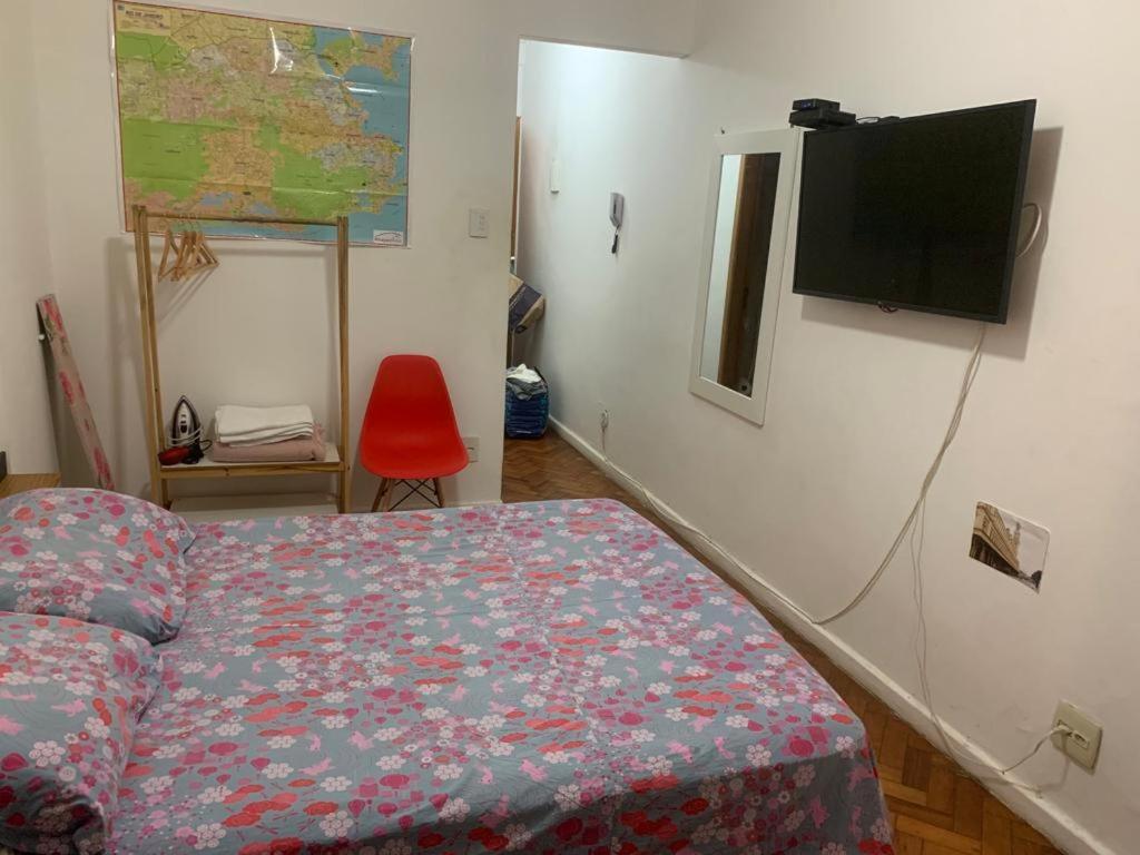 1 dormitorio con 1 cama y TV en la pared en Apartamento aconchegante em Copacabana - unid 503, en Río de Janeiro