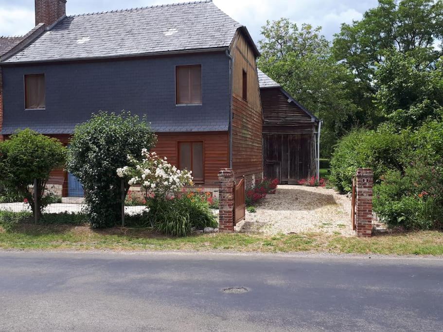 een oud huis met een schuur en een oprit bij Gîte¨ La Maison du sculpteur ¨ 