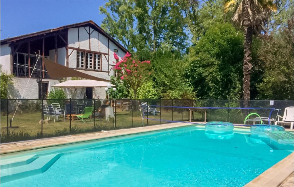 ein Pool vor einem Haus in der Unterkunft 3 Bedroom Awesome Home In Sault-de-navailles in Sault-de-Navailles