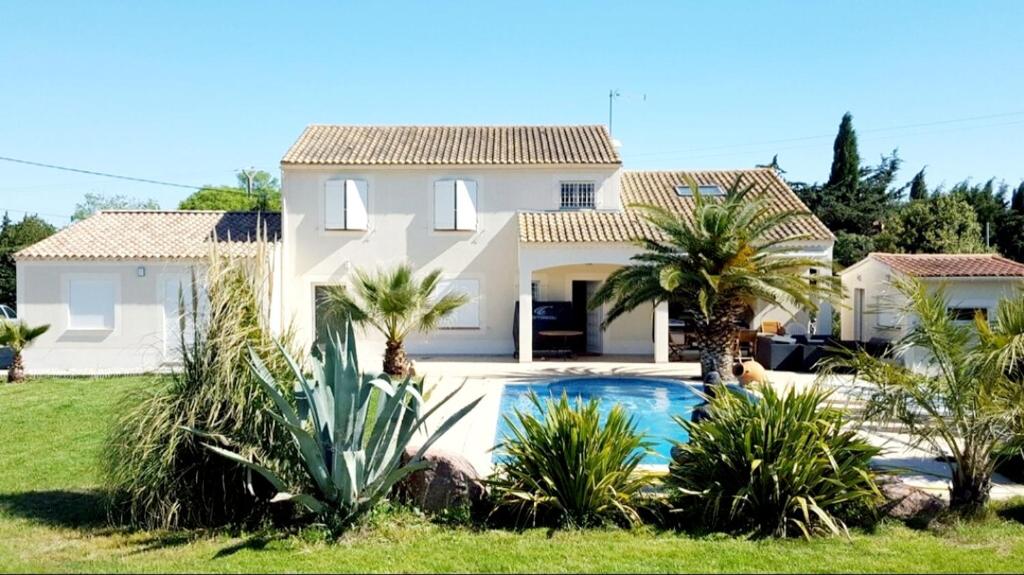 una casa con piscina y palmeras en Chambre carpediem, en Orange