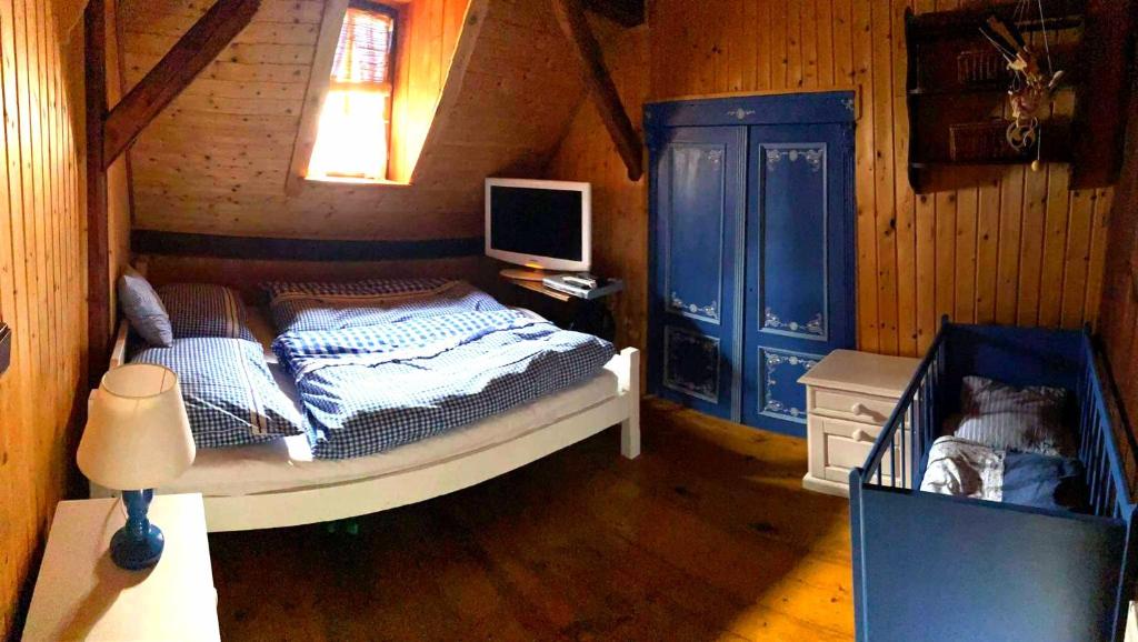 Postel nebo postele na pokoji v ubytování Chaloupka Království