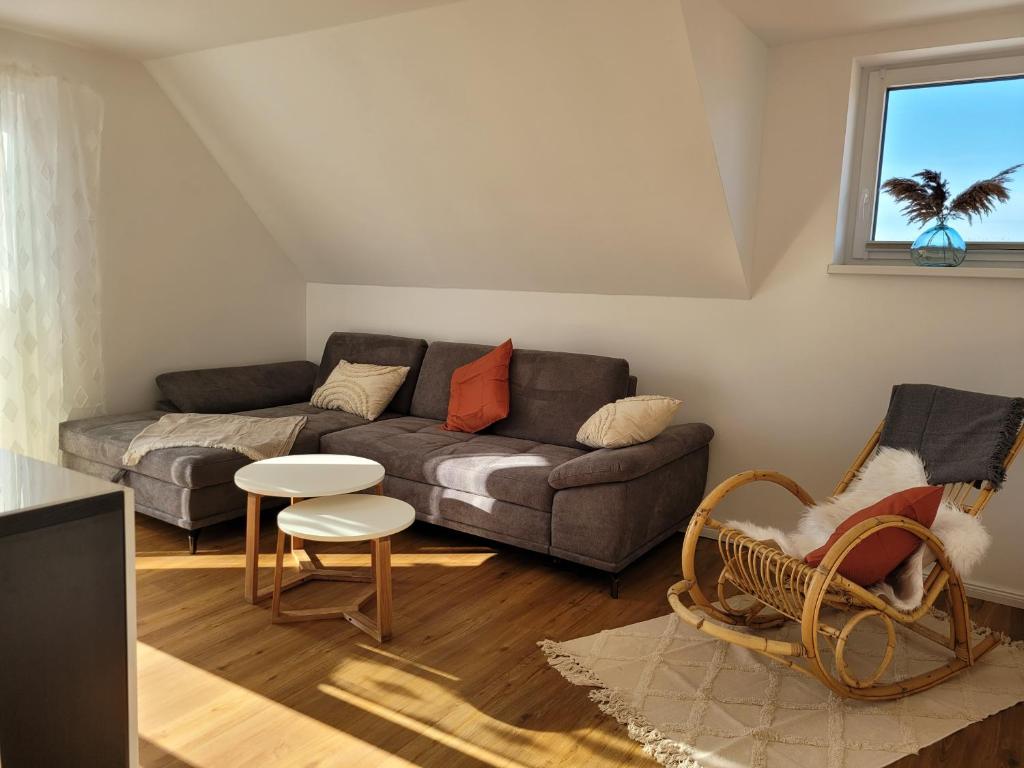 sala de estar con sofá y mesa en Ferienwohnung Ruheoase Lüneburger Heide, en Natendorf