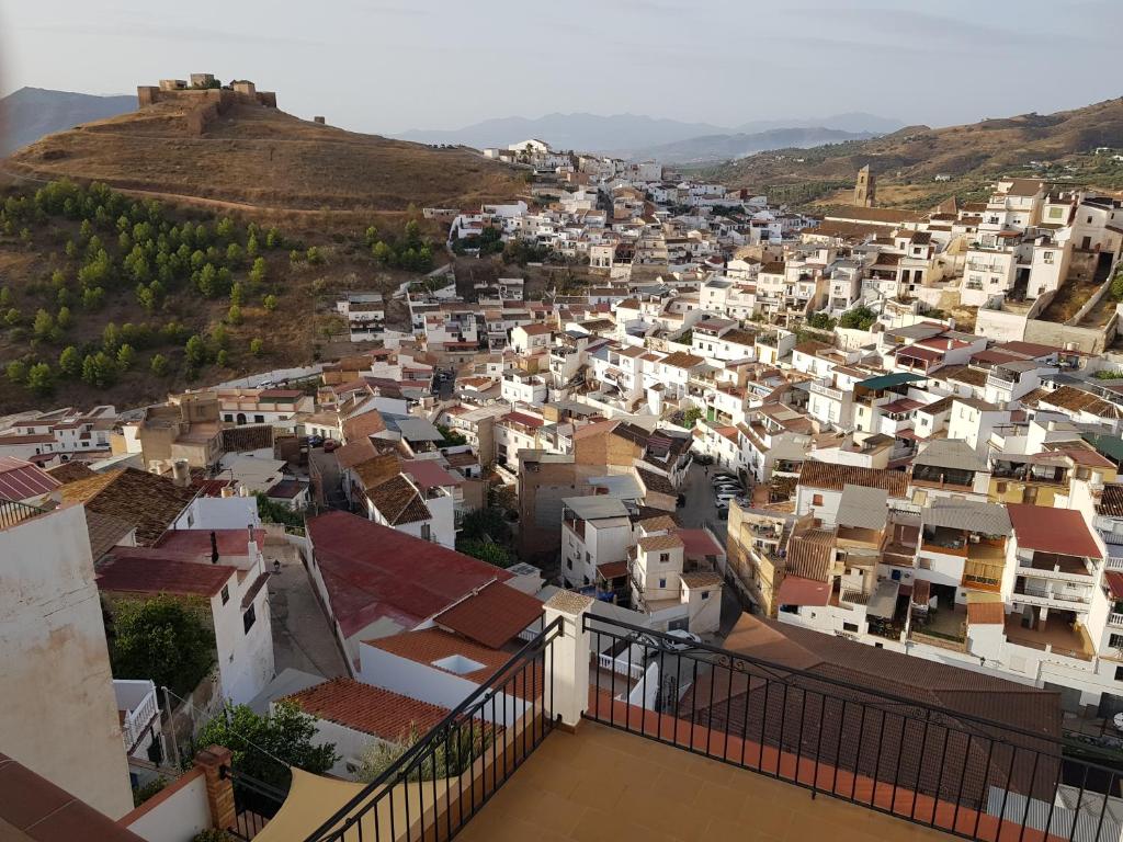 - une vue aérienne sur une ville avec des maisons blanches dans l'établissement Vista Castillo Apartments, à Alora