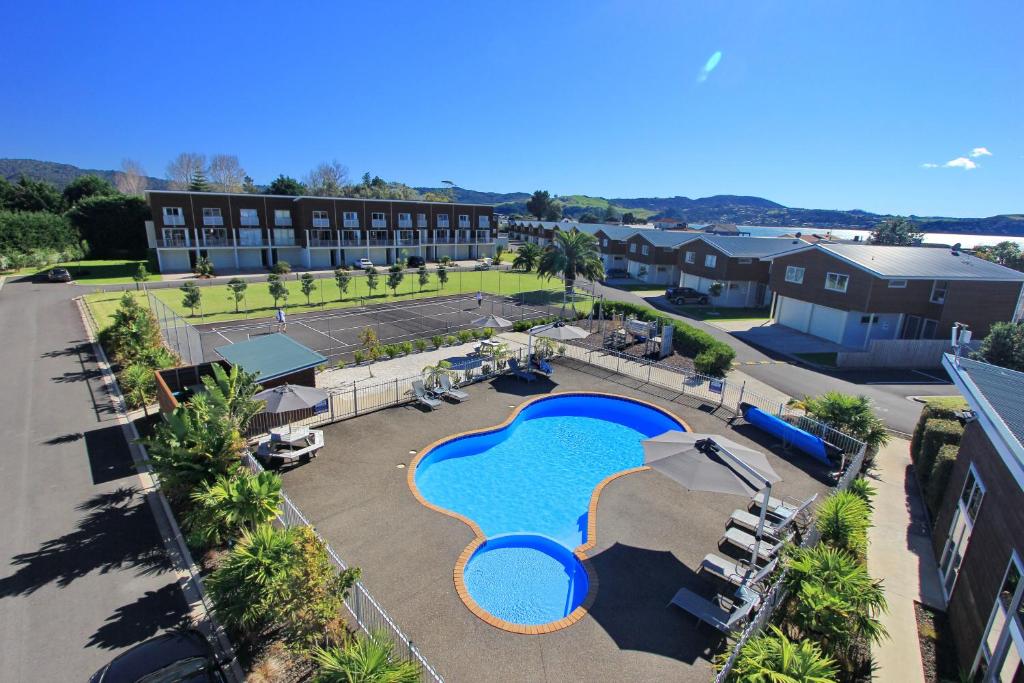 eine Aussicht auf einen Pool in einem Resort in der Unterkunft Oceans Resort Whitianga in Whitianga