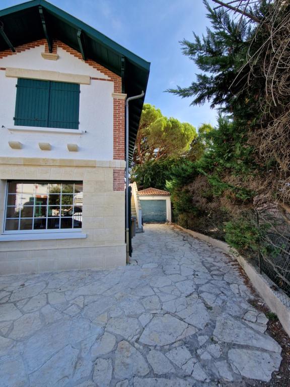 a driveway in front of a house at Villa Bagatelle à 300m de la plage centrale, 3 chambres in Arcachon