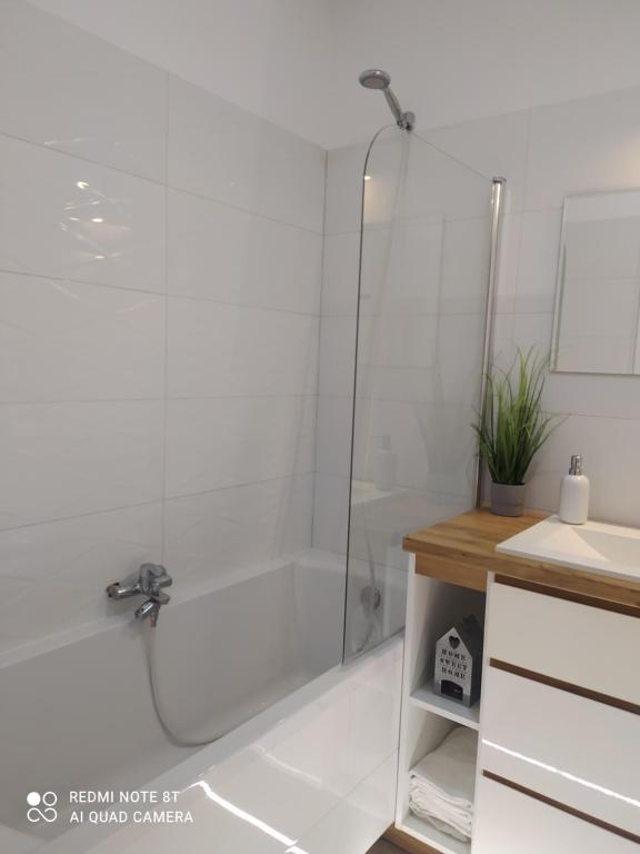 Kúpeľňa v ubytovaní Apartament z garażem blisko dwóch jezior na Warmii i Mazurach