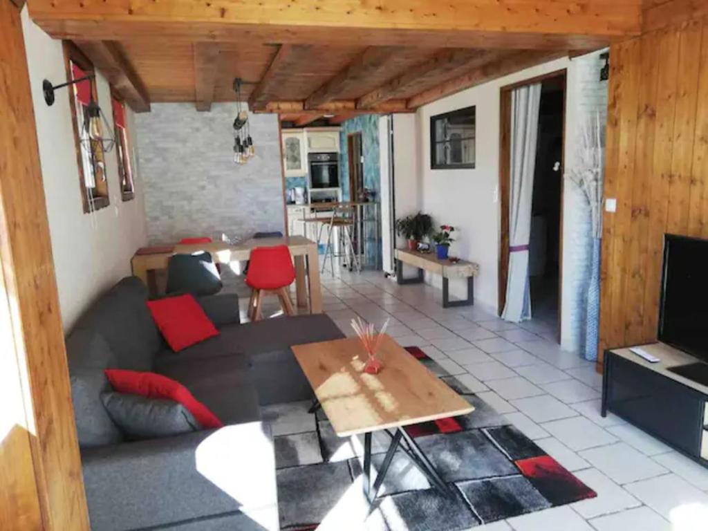 uma sala de estar com um sofá e uma mesa em Gîte La Saulce T3 avec vue sur les montagnes em La Saulce