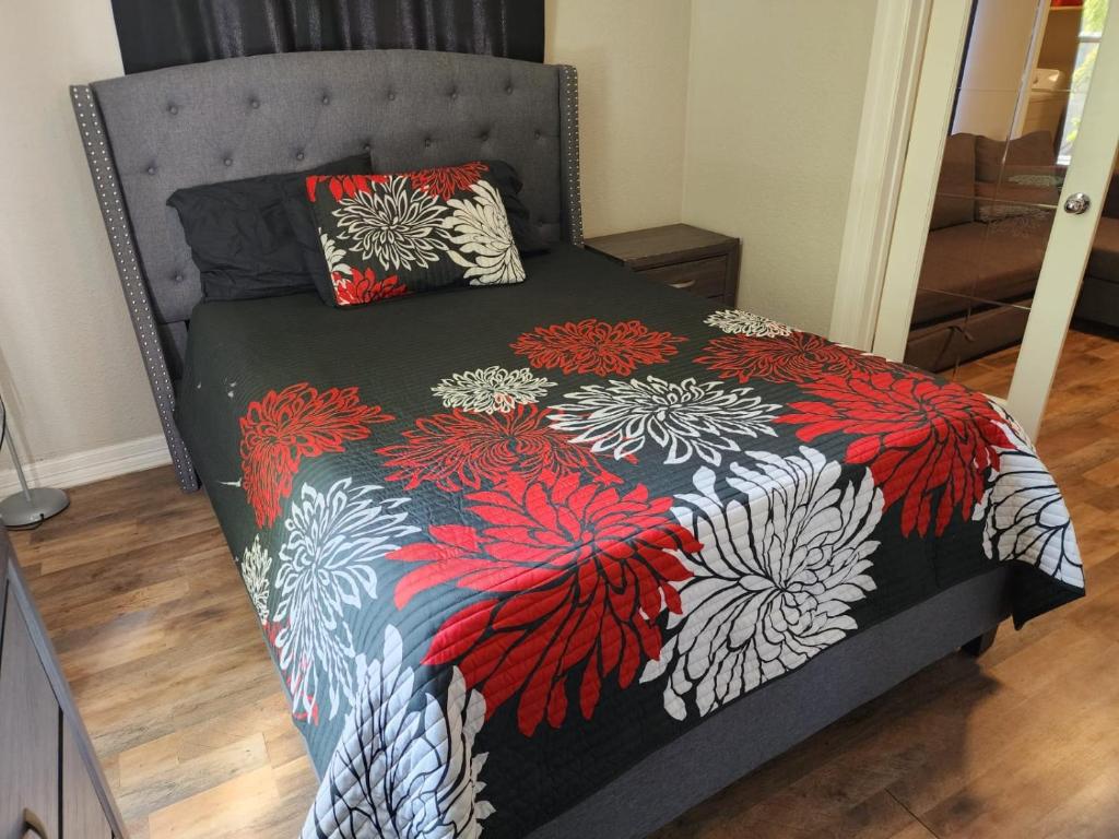 un letto con coperta e cuscini neri e rossi di Luxury House Medical Center/Downtown/EV/Parking a Houston
