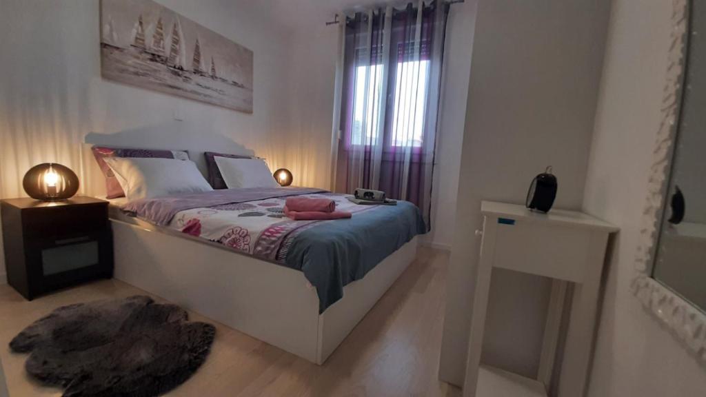 Postel nebo postele na pokoji v ubytování Apartment Verdi Split with free private parking space