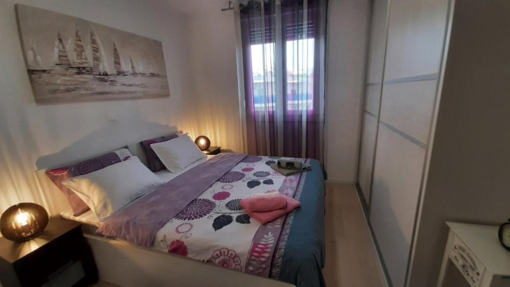 Postel nebo postele na pokoji v ubytování Apartment Verdi Split with free private parking space