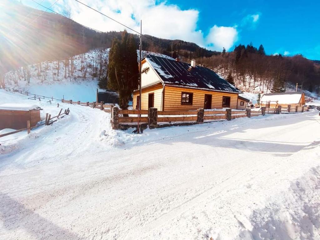 una baita nella neve con una recinzione di Chata u Petrenkov a Horná Turecká
