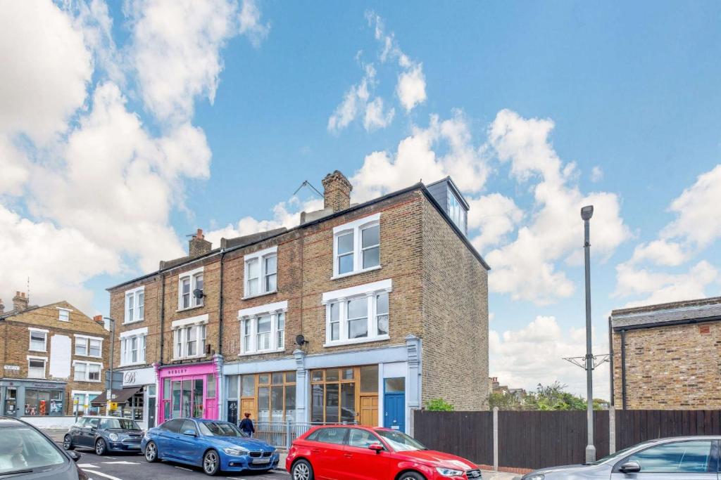 Between the Commons, London (updated prices 2024)