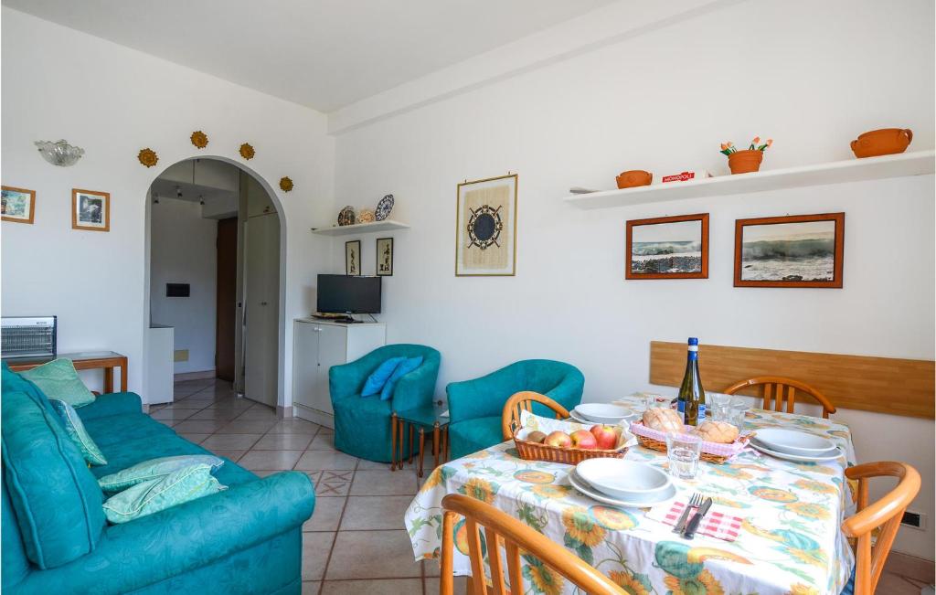 Televízia a/alebo spoločenská miestnosť v ubytovaní Amazing Apartment In Portovenere