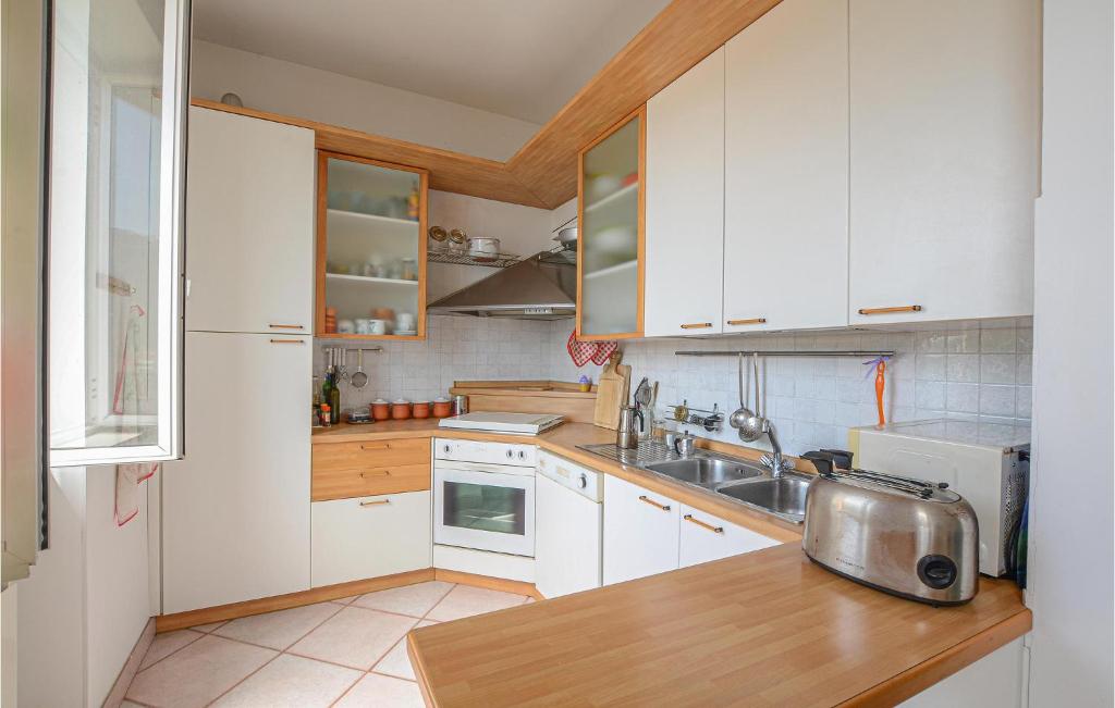 Kuchyňa alebo kuchynka v ubytovaní Amazing Apartment In Portovenere