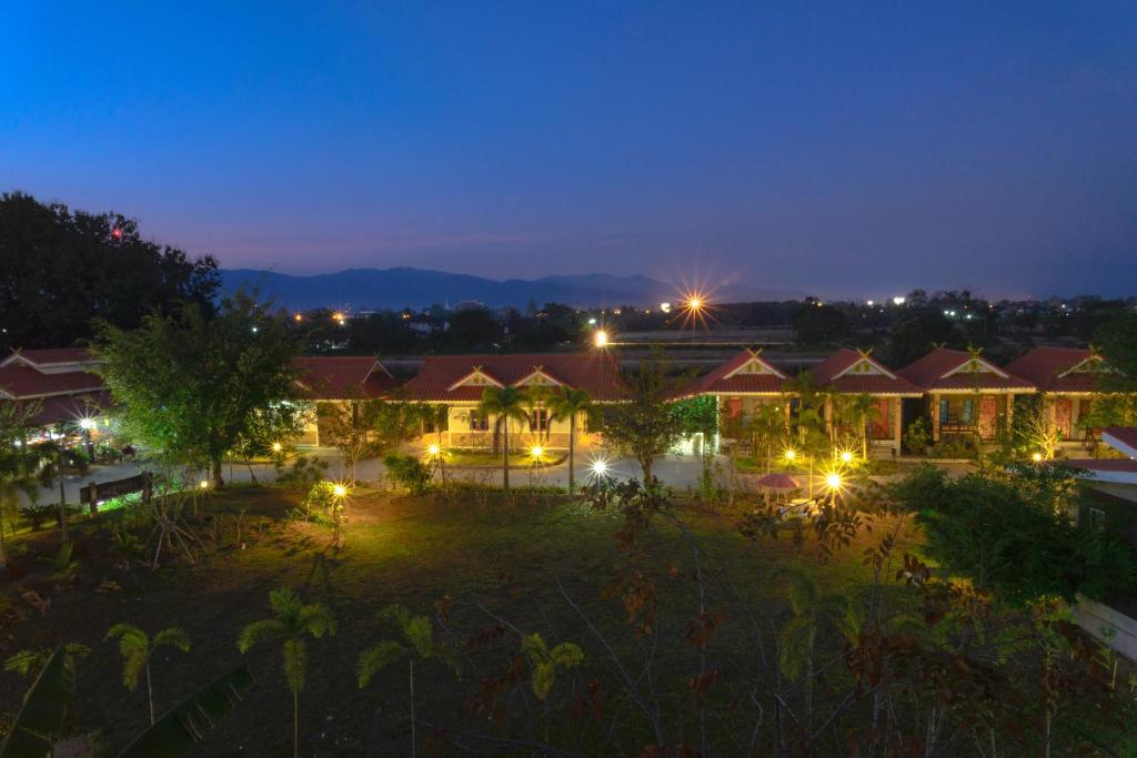 eine Luftaufnahme eines Resorts bei Nacht in der Unterkunft Chiang Rai Khuakrae Resort in Chiang Rai