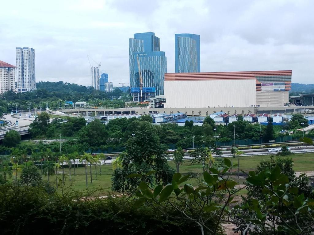 vistas a una ciudad con edificios altos en Staycationbyrieymona - 3BR Condo, CLIO 2, Putrajaya en Putrajaya