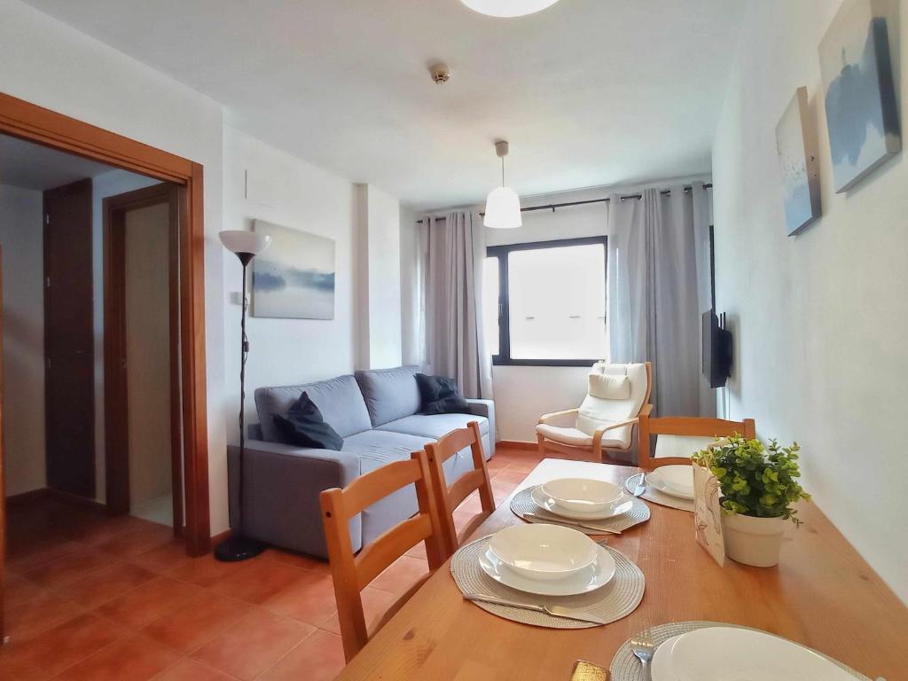 een woonkamer met een tafel en een bank bij Estudio venus in Sierra Nevada