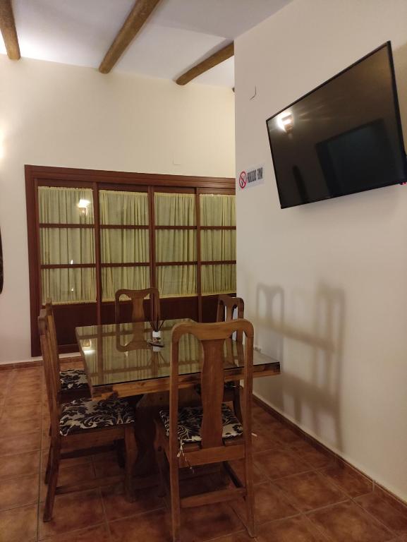Televízia a/alebo spoločenská miestnosť v ubytovaní Apartamento privado con piscina y jardin compartidos.