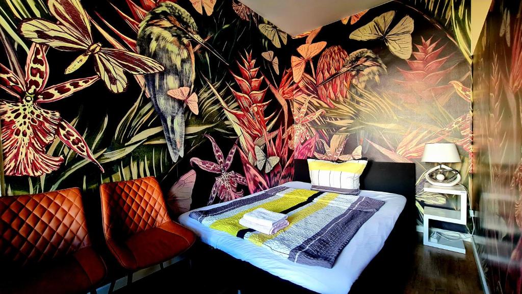 sypialnia ze ścianą z malowidłem kwiatowym w obiekcie Boutique Apartments Vienna - Premium 3 w Wiedniu