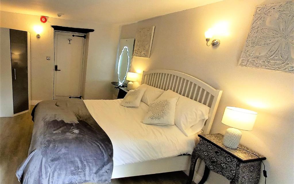 Ein Bett oder Betten in einem Zimmer der Unterkunft Cotswold Merrymouth Inn
