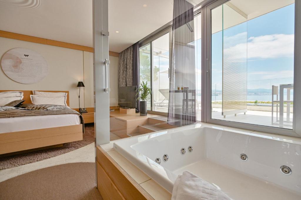 Postel nebo postele na pokoji v ubytování Bevanda Hotel & Restaurant - Unique Adriatic